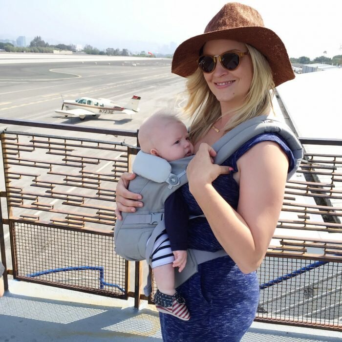 such great info to help you learn how to breastfeed while baby wearing, which is a lifesaver especially if you have other small children! Tips, which baby wearing carriers to try, and video tutorials!! Must pin for every nursing mama.