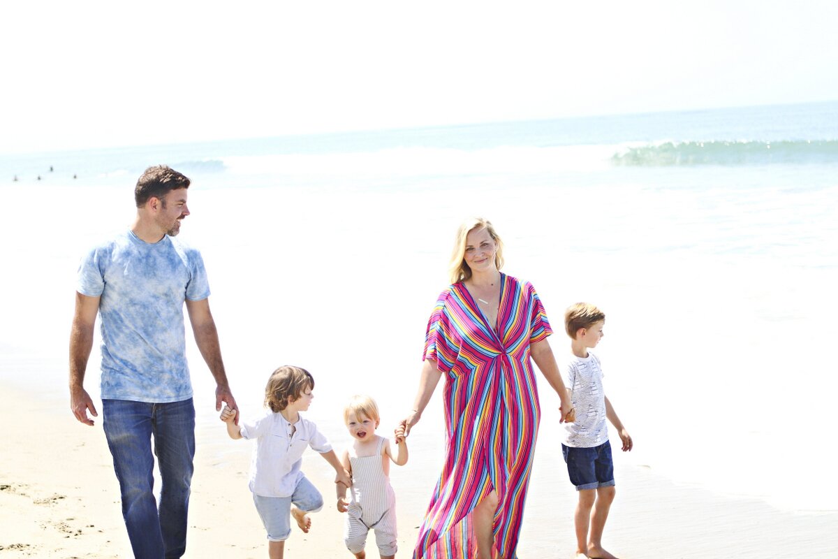 Family photoshoot inspiration: beach photos, great ideas for family of five photos, and outfit coordination for the whole family.